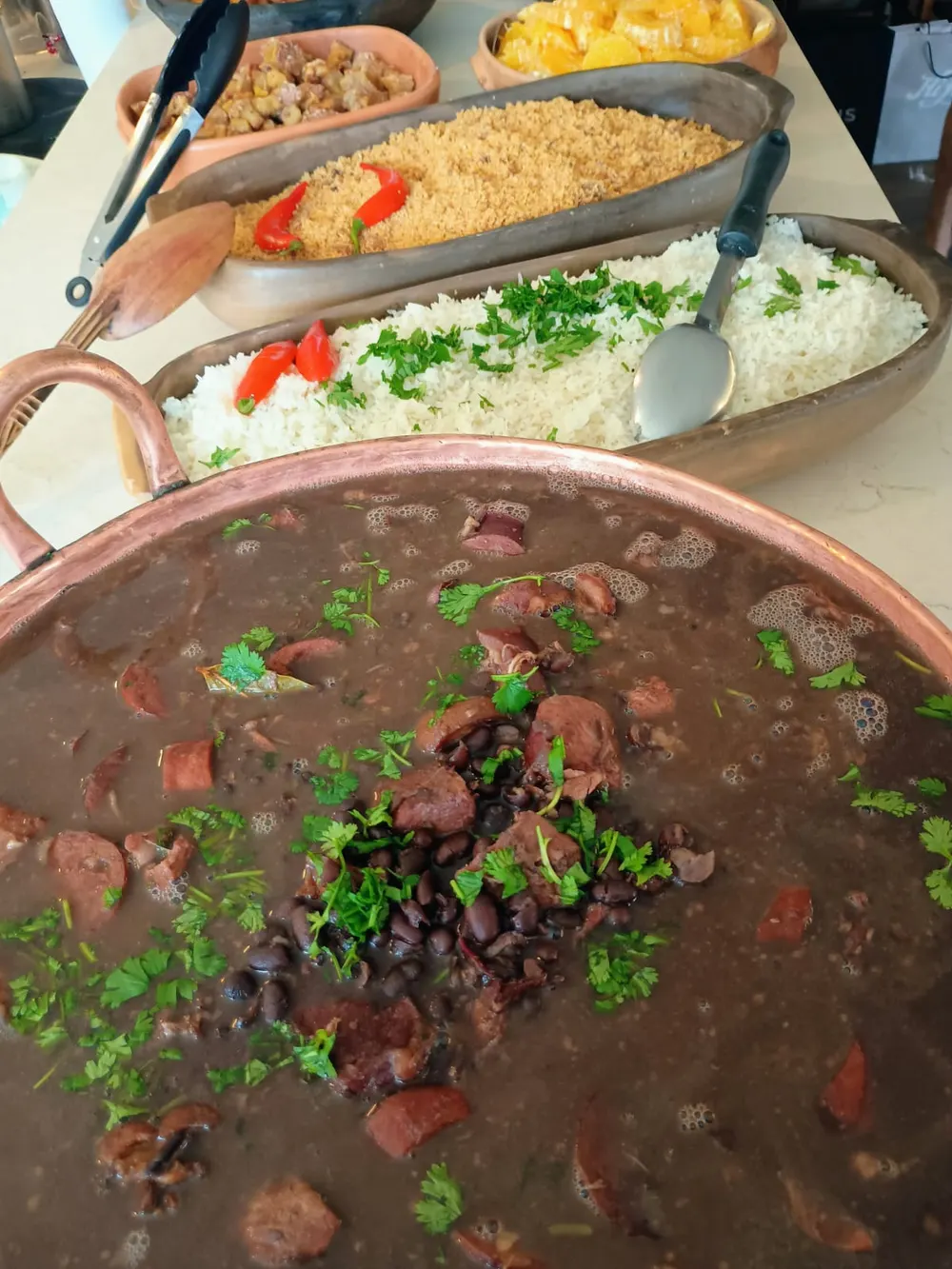 Feijoada servida em tacho de cobre